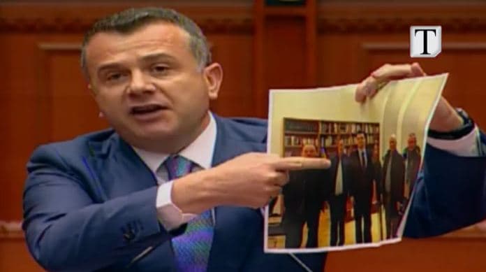 Balla publikon foton, Basha me vëllanë e porositësit të eurove (VIDEO)