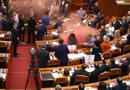 Mediat e huaja raportojnë protestën e opozitës para Kuvendit (VIDEO)