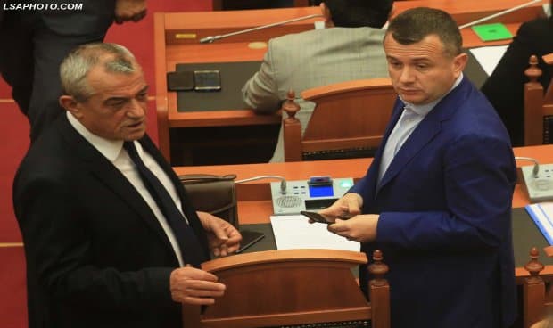 PS formalizon lëvizjen për shkarkimin e Metës. Basha: Nuk e shkarkoni dot (VIDEO)