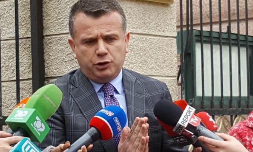 Balla: Duhet të marrë fund ngërçi i dekreteve, Meta të mos sillet si kreu alternativ i opozitës