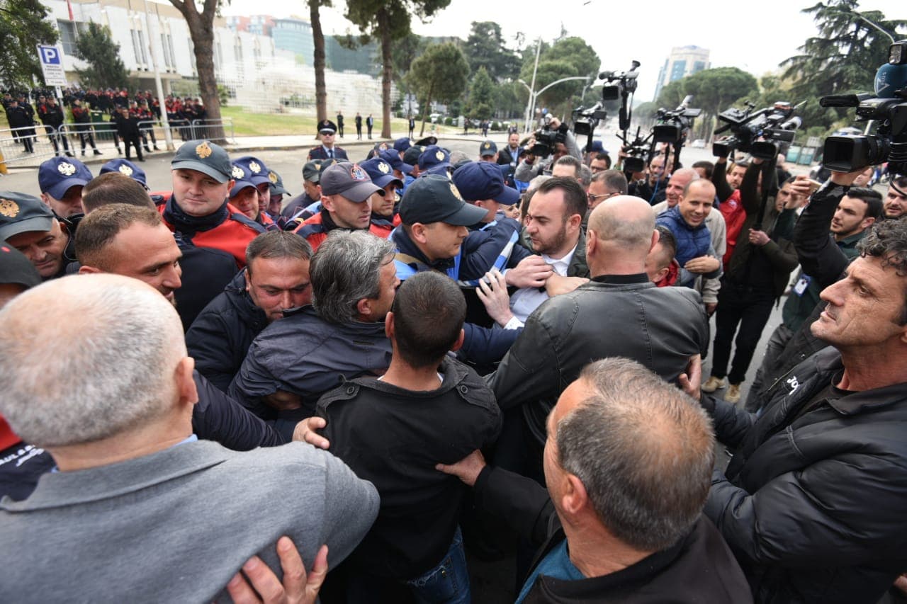 Protesta e “vakët” e opozitës pa Bashën dhe Berishën (VIDEO)