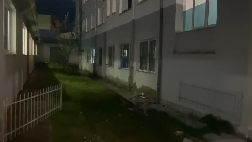 Elbasan, hidhet nga kati i tretë i spitalit pacienti 27-vjeçar (VIDEO)