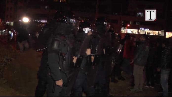 Protesta te “Unaza e Re” /Banorët përplasen me policinë, mësyjnë kantierin e Salillarit” (VIDEO)