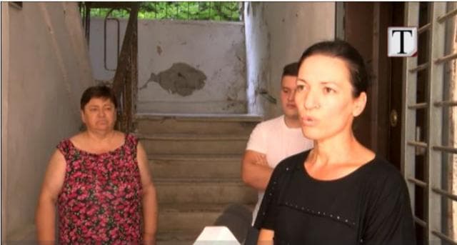 Banorët padisin Bashkinë e Durrësit: Të pezullohet shembja e pallatit të dëmtuar nga tërmeti (VIDEO)