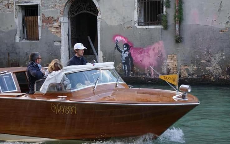 Fëmijët refugjatë në Bienalen e Venecias, vepër e Banksy-t? (FOTO)
