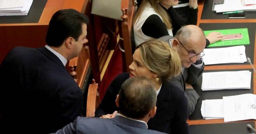 Arrestimi i protestuesve/ PD dhe LSI mbledhin grupet parlamentare