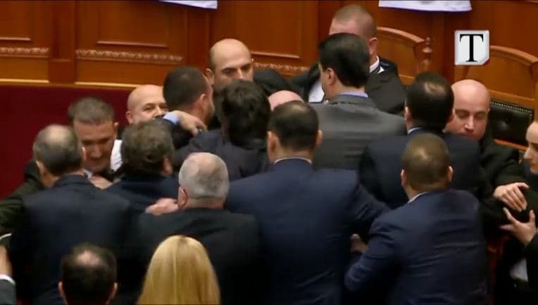 Talat Xhaferri i bashkohet Ruçit, dënojnë dhunën në Kuvend (VIDEO)