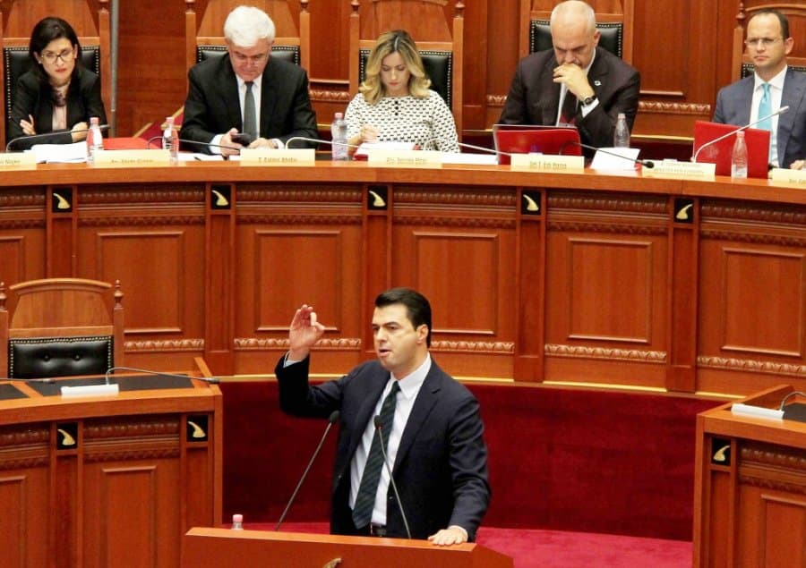 Basha i përgjigjet Ballës: Akuzat për pastrim parash, furtunë në gotë