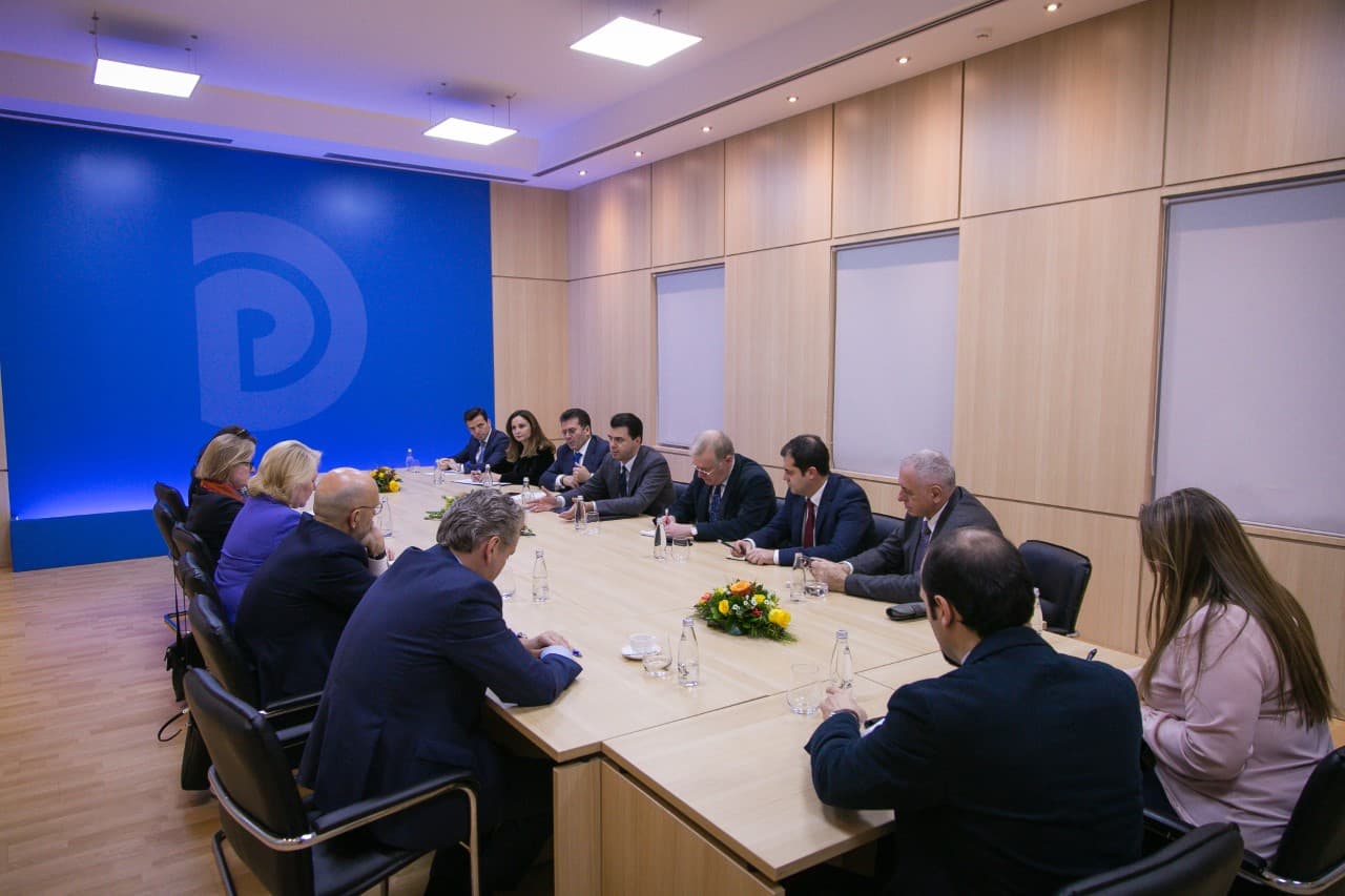 Basha u tregon ambasadorëve të BE-së tre hapat e puçit kushtetues