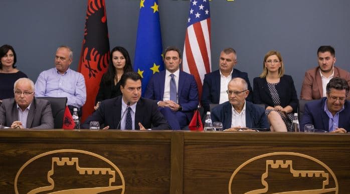 Opozita bojkoton përsëri Kuvendin, pas Shkodrës mblidhet në Elbasan  