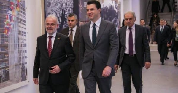 Shkup, Basha thirrje shqiptarëve pro referendumit (VIDEO)