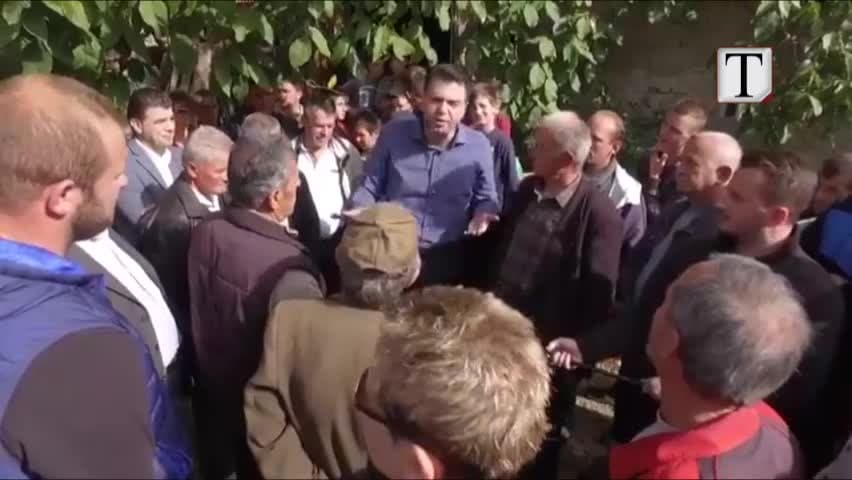 Basha në Dvoran të Korçës: Qeveria braktisi fermerët (VIDEO)