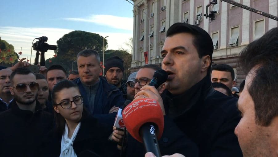 Basha lajmëron mbylljen e protestës pas 5 orësh, Basha: Tubimi i radhës para parlamentit të enjten
