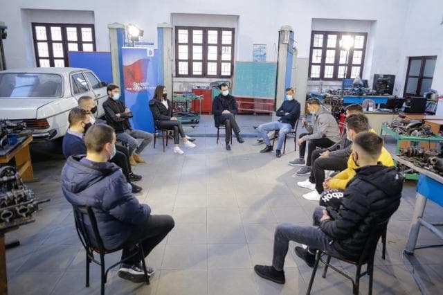 Basha me studentët që punojnë: 25 prilli- ndarje bardh e zi