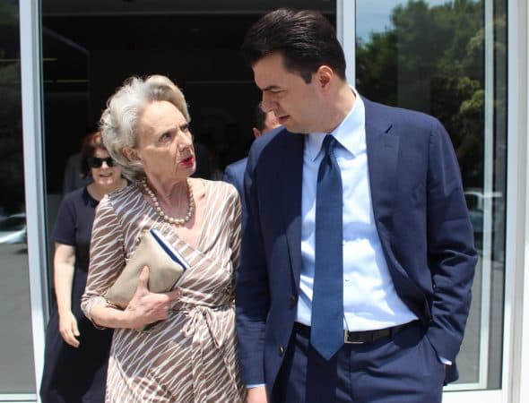 Një ditë pas protestës ambasadorja Glover në zyrën e PD/ Basha falenderon qytetarët për protestën e djeshme