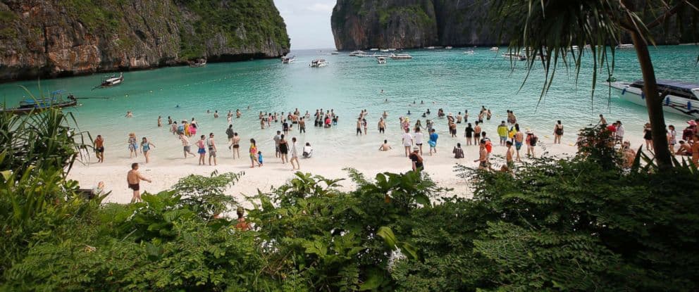 Tajlanda “kyç” plazhin e famshëm Maya Bay (VIDEO)