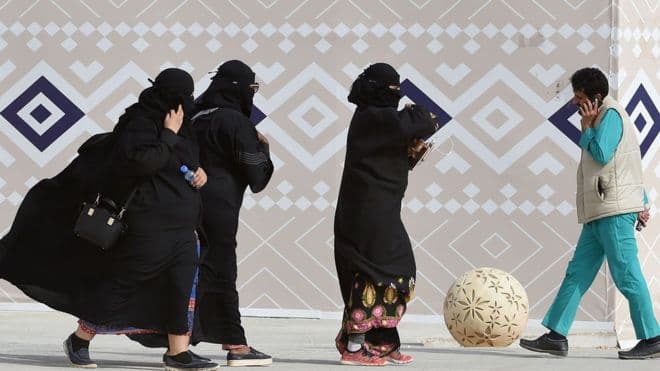 Erë ndryshimesh në Arabinë Saudite, kleriku: Gratë s’kanë pse veshin abajën