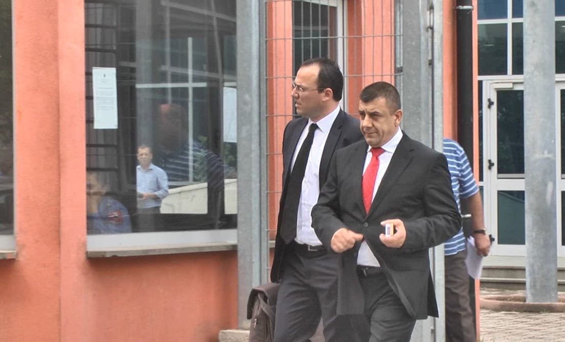 Arben Frroku drejt lirisë, Haga refuzon ekstradimin