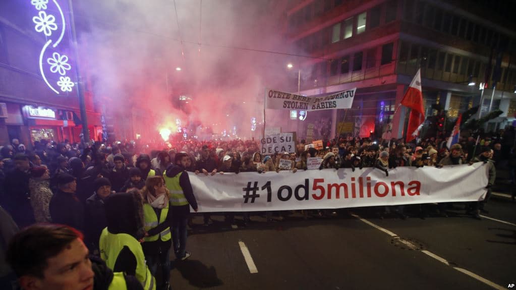 Mijëra serbë në protestë, Vuçiç fton të vetët në shesh (VIDEO)