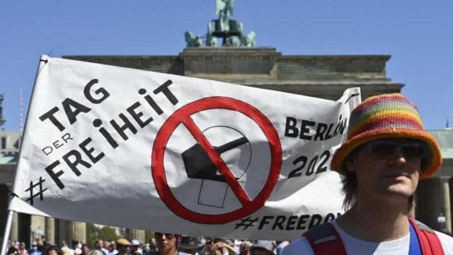 Berlin/ Protestuesit kundër masave anti-Covid, shpërndahen nga policia