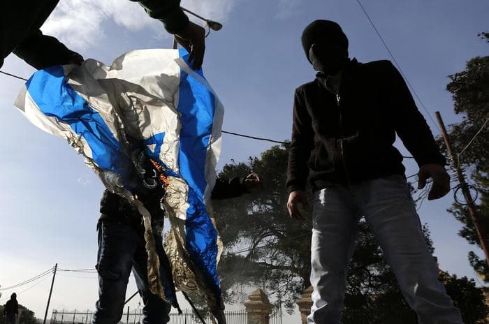 Shtohen tensionet Izrael-Palestinë, një izraelit plagoset rëndë në një stacion autobusi