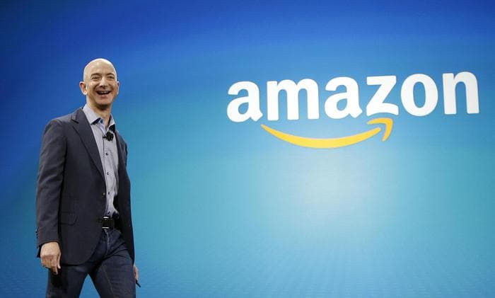 Jeff Bezos nuk e lëshon fronin e më të pasurit në botë