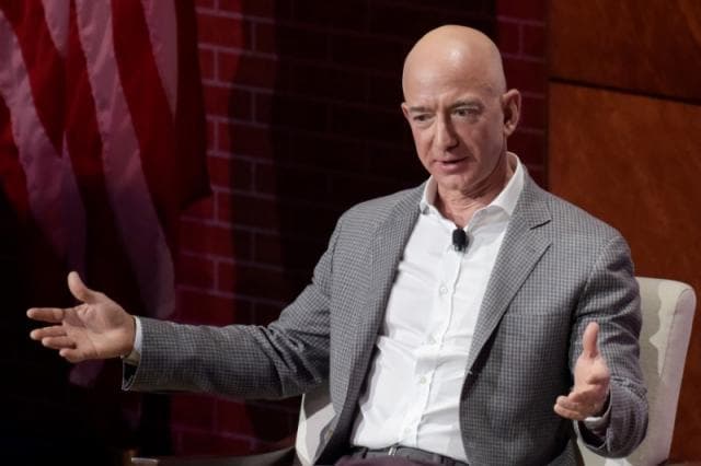 Jeff Bezos jep 2 mld USD për familjet e varfra dhe për ndërtimin e shkollave