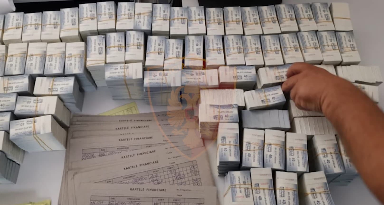 Falsifikonin biletat e transportit urban në Tiranë, arrestohen 8 persona
