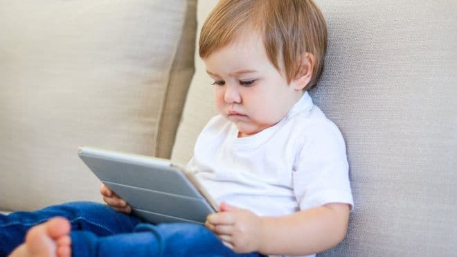 Studimi /Koha para celularëve dhe tabletave i dëmton fëmijët e vegjël