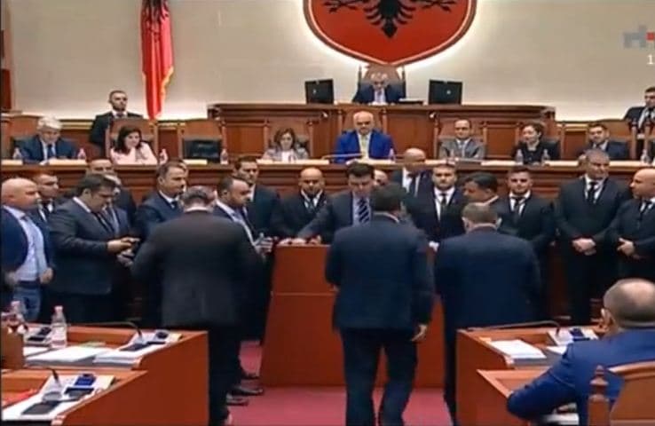 Kaos dhe fjalime live në Facebook, maxhoranca miraton projektligjet pavarësisht bllokimit të seancës nga opozita