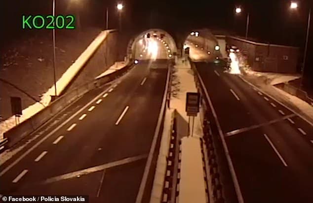 BMW përplaset me hyrjen e tunelit dhe rrotullohet 360 gradë, por shoferi nuk pëson asgjë (VIDEO)