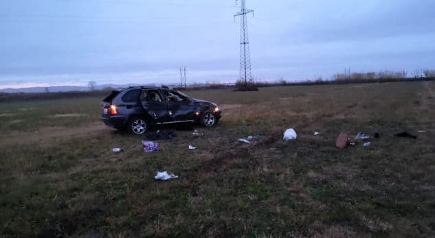 Aksident në Lushnjë, "BMW" del nga rruga, një i vdekur e dy të plagosur