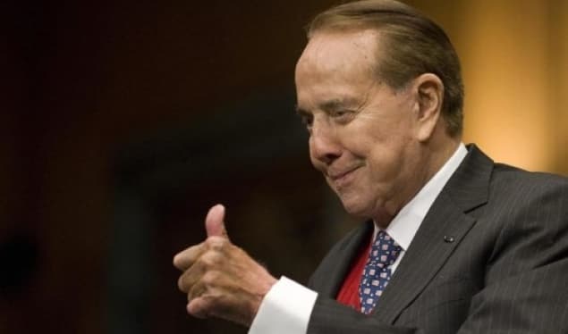 Nesër në Prishtinë zbulohet busti i senatorit amerikan Bob Dole