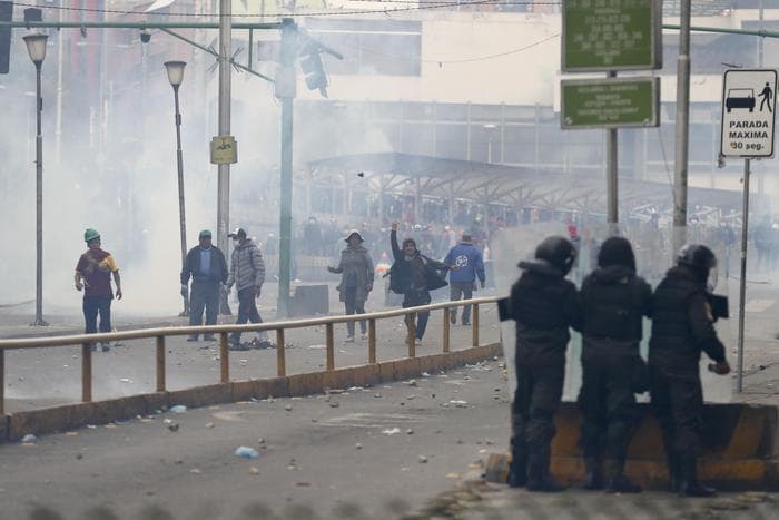 Bolivia në kaos/ Formohet qeveria teknike, një i ri vritet në përleshjet mes policisë dhe mbështetësve të Morales
