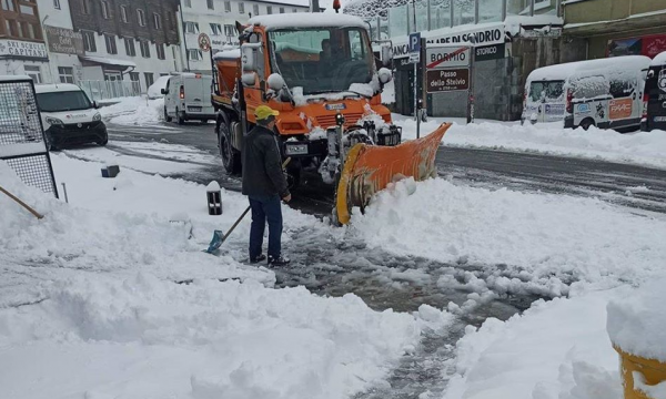 Në veri të Italisë, borë 25 cm në mes të verës