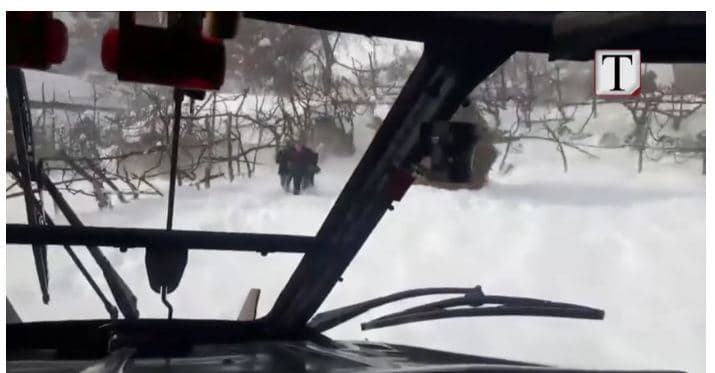 Dëbora bllokon banorët në rajonin e Shkodrës, ndërhyn helikopteri i FA-ve (VIDEO)