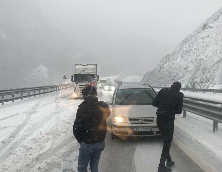 Bora dhe ngricat/ Akset ku qarkullohet me zinxhirë