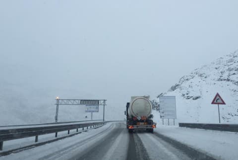 Korça zbardhet nga bora, probleme në disa akse rrugore