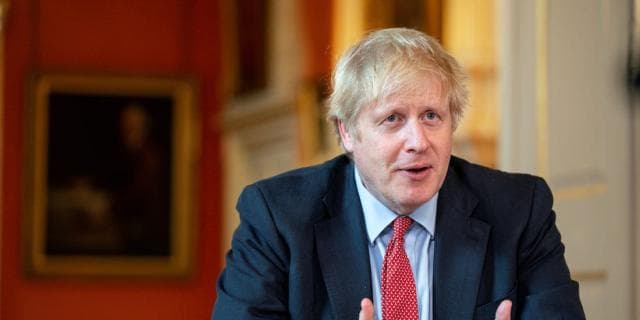 Covid-19/ Boris Johnson përgatit planin për rregullat e reja që do ndiqen në vendin e punës