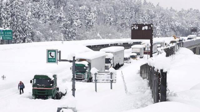 Bora në Japoni bllokon mbi 1 mijë makina në trafik