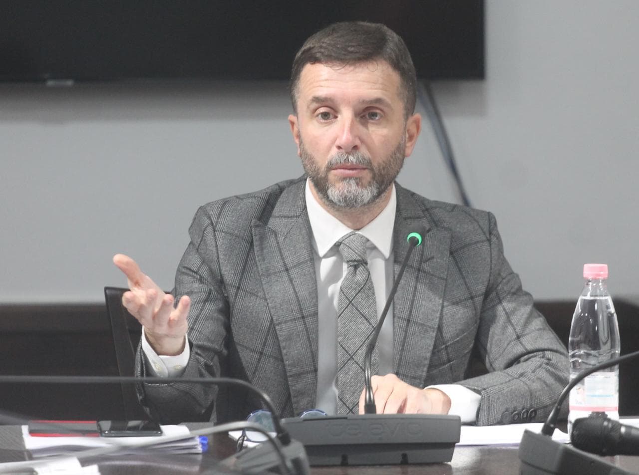 Komisioni i Ekonomisë rrëzon dekretin e Metës për buxhetin, propozon edhe rrëzimin e Vitore Tushës për kreun e KLSH-së (VIDEO)