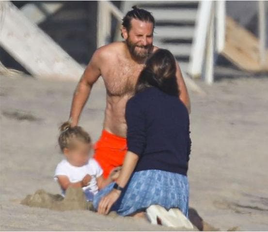 Bradley Cooper dhe Jennifer Garner, flirt në plazh (FOTO)