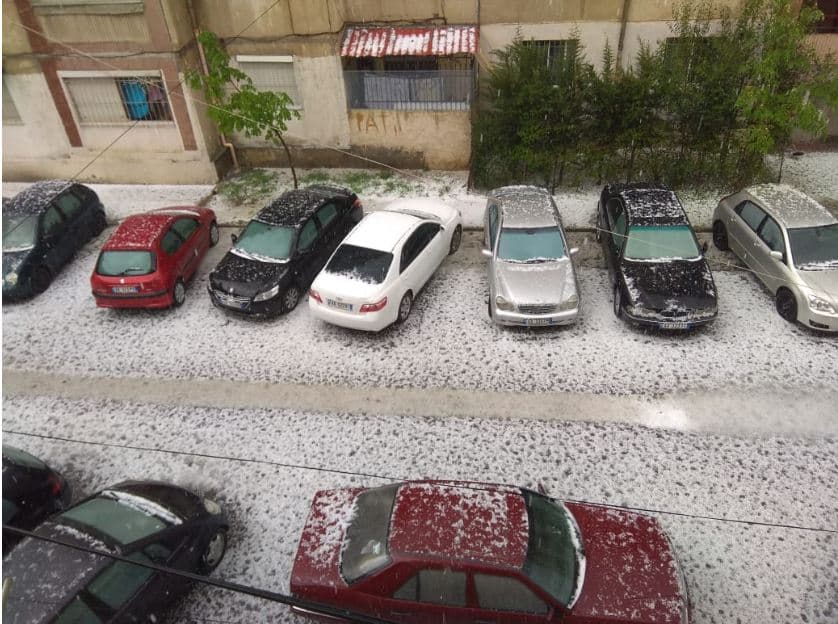 Zbardhen rrugët e Tiranës nga breshëri