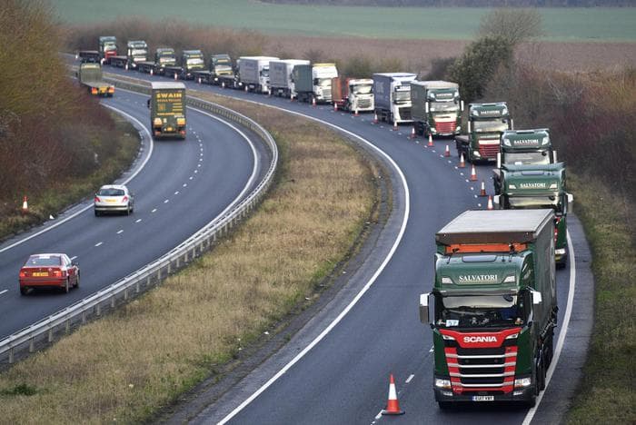 Brexit: Nëse nuk ka marrëveshje, rrezikohen mallrat e nevojës së parë (VIDEO)
