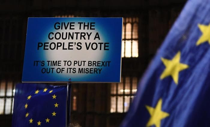 Parlamenti “ngel në klasë” marrëveshjen e May-t për Brexit. Brukseli: Nuk ndryshojmë asgjë (VIDEO)