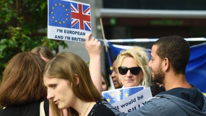 Brexit /Presidenti i KE Juncker kërkon shtetësi belge për stafin britanik në BE