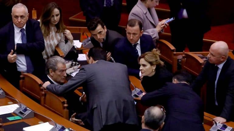 Opozita bojkoton seancën: Parlamenti ka vdekur (VIDEO)