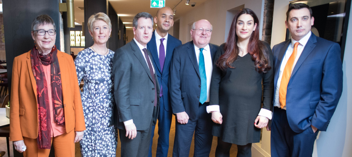 Përçahen Laburistët, 7 deputetë largohen nga partia në shenjë proteste ndaj Jeremy Corbyn