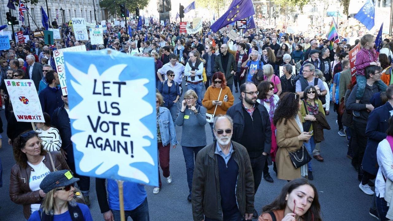 Britanikët mbushin rrugët në protestë për marrëveshjen e Brexit: T’i jepet fjala popullit