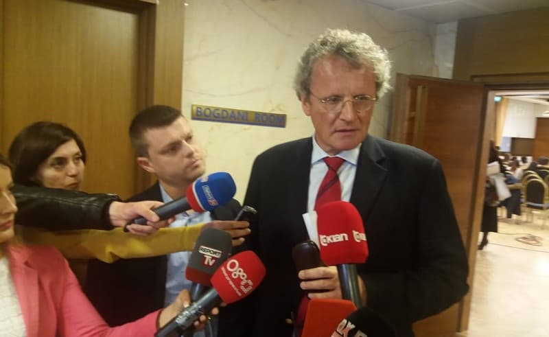 Ambasadori i OSBE-së: Djegia e mandateve, shembull i keq për rajonin (VIDEO)